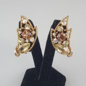 Ein Paar Vintage-Ohrclips - Emmons / USA, goldfarbenes Metall mit bunten Kristallen ausgefasst, gem
