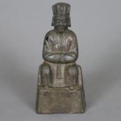 Sitzender Würdenträger - China, Qing-Dynastie, Kupferbronze, Darstellung eines Ming-Beamten im zier