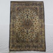 Keschan (?) - 20. Jh., Wolle, feine Knüpfung, floral ornamentiert, ca. 153 x 106 cm, Abschlüsse ver
