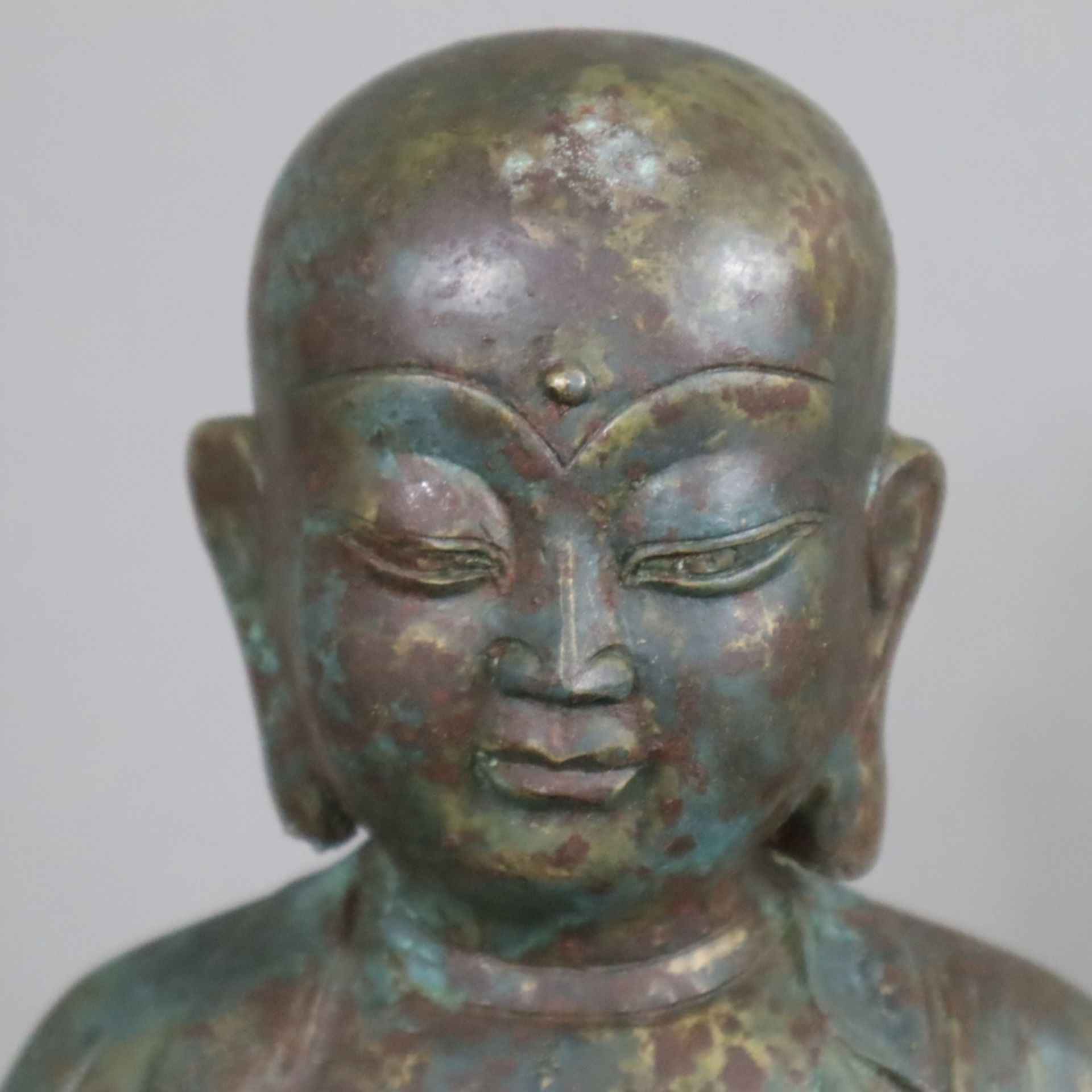 Figur eines Mönchs - Bronzelegierung, im Padmasana sitzender Mönch mit faltenreichem Gewand, die Hä - Image 2 of 9