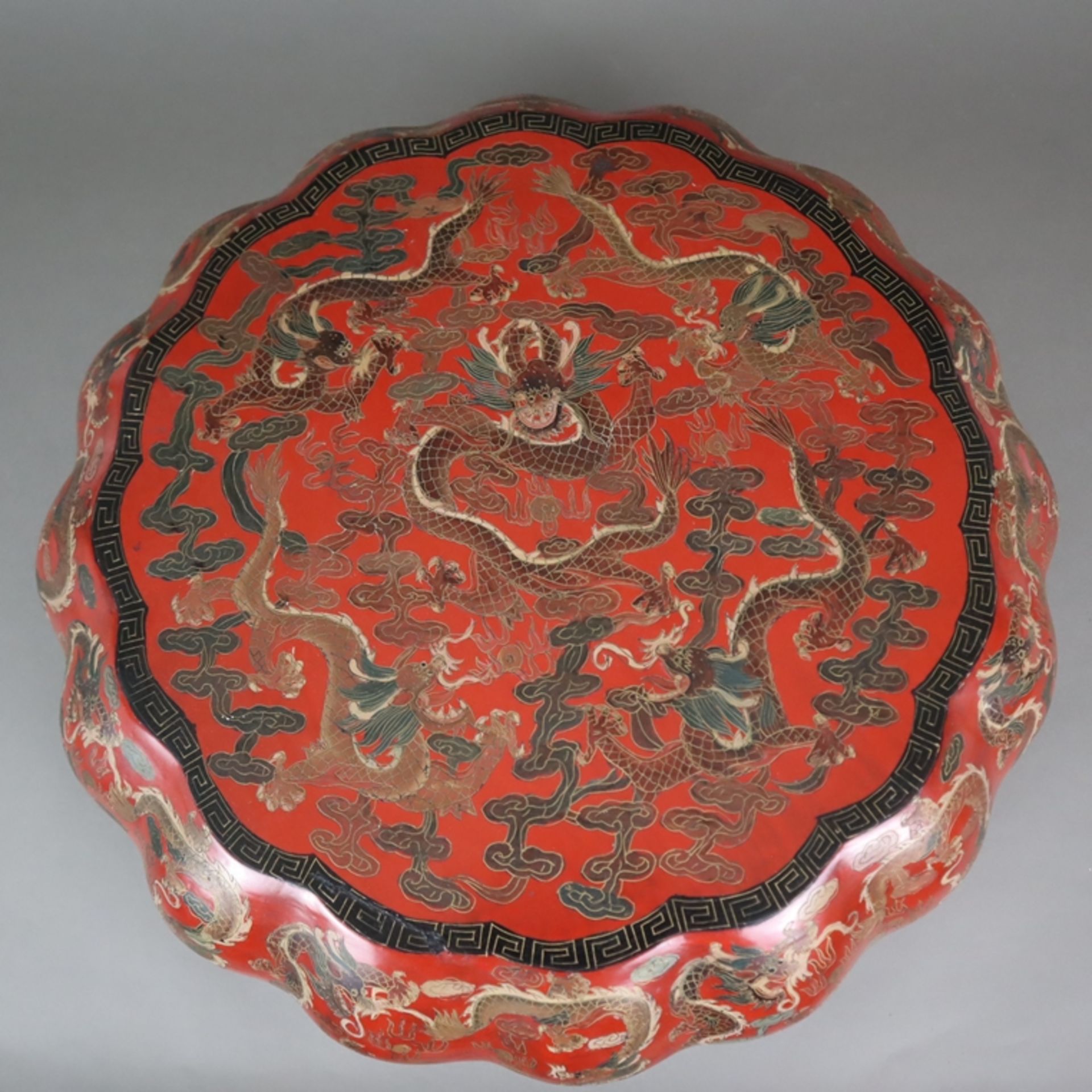 Große runde Deckeldose - China, Qing-Dynastie, frühes 19.Jh., ausladender sechzehnpassiger Korpus m - Image 2 of 10