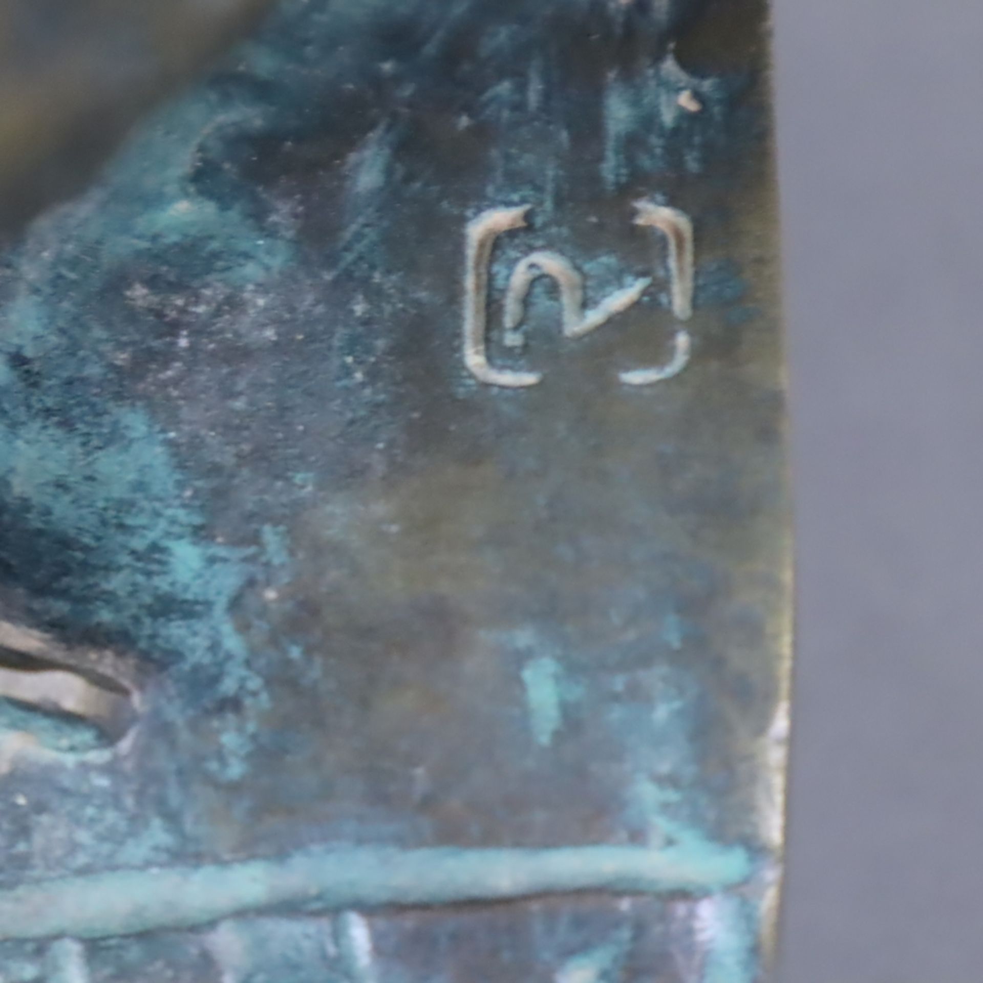 Büchereule - Bronze, patiniert, auf einem geschlossenen Buch sitzende kleine Eule als allegorische  - Bild 7 aus 7