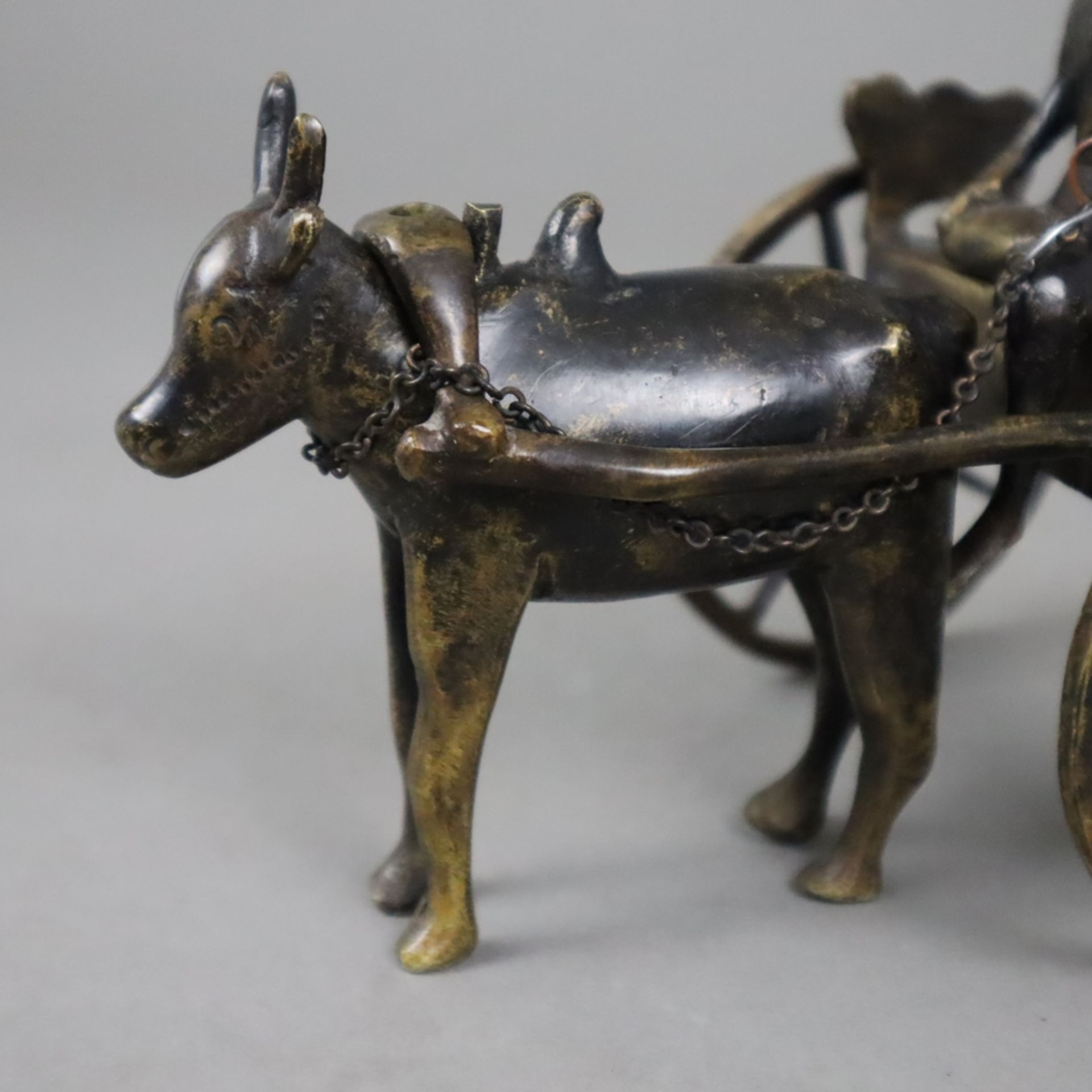 Ochsengespann - Bronze, dunkel patiniert, dreiteilige Figur, auf einem Gespann sitzender Bauer (Sti - Bild 3 aus 6