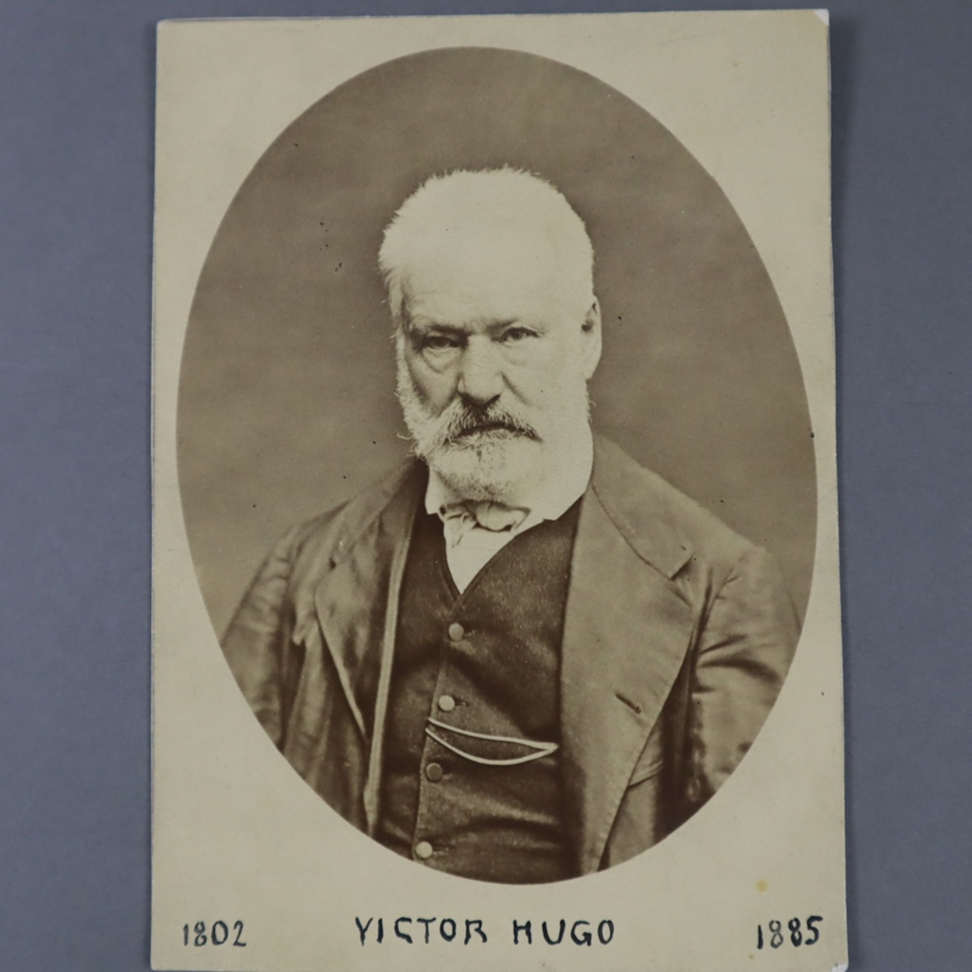 Hugo, Victor (1802-1885) - Eigenhändig geschriebener Brief mit Unterschrift aus der Zeit des Exils - Bild 2 aus 6