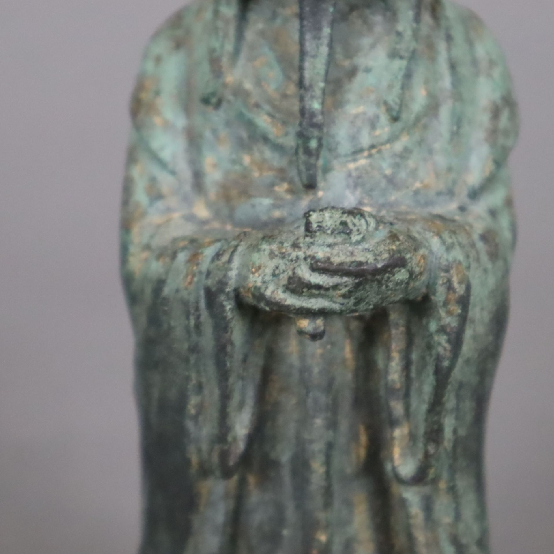 Würdenträger - China, Qing-Dynastie, Bronze mit grüner Patina, am Stand Befestigungsvorrichtung, of - Image 4 of 9