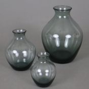 Drei Miniaturvasen - Entwurf: Wilhelm Wagenfeld (1900 Bremen- 1990 Stuttgart), turmalingrünes Glas,