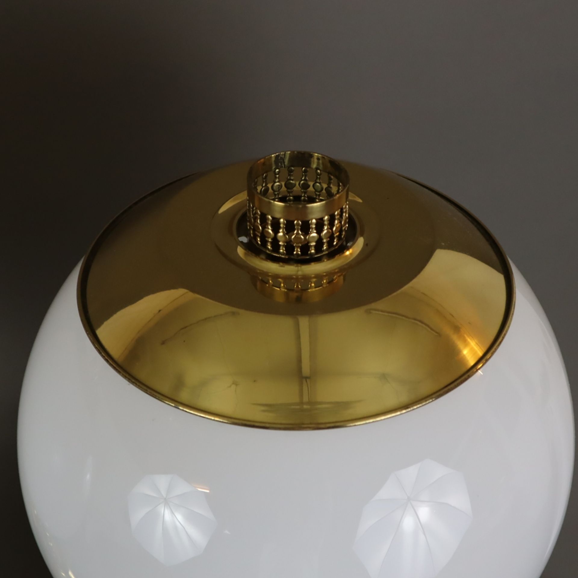Ein Paar sehr große Messinglampen mit Glasschirm - 20.Jh., balusterförmiger glänzender Messingschaf - Image 3 of 5