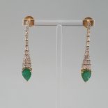 Ein Paar Smaragd-Ohrhänger/-stecker mit Diamanten-- 14Kt.-Gelbgold 585/000, gestempelt, Abhängungen