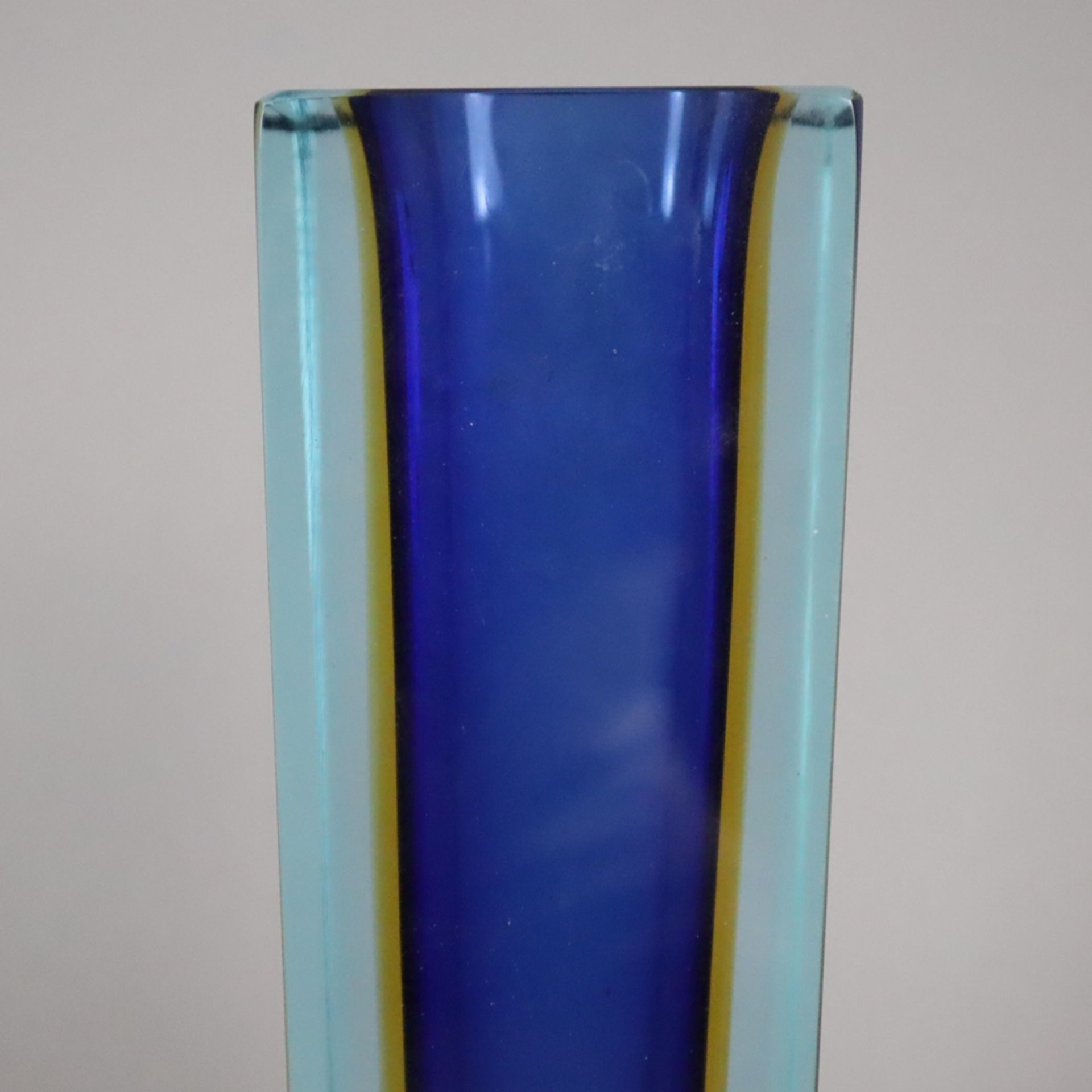 Schwere Sommerso-Vase - Murano / Italien, 2. Hälfte 20. Jh., dickwandiges farbloses Glas, blau unte - Bild 4 aus 6
