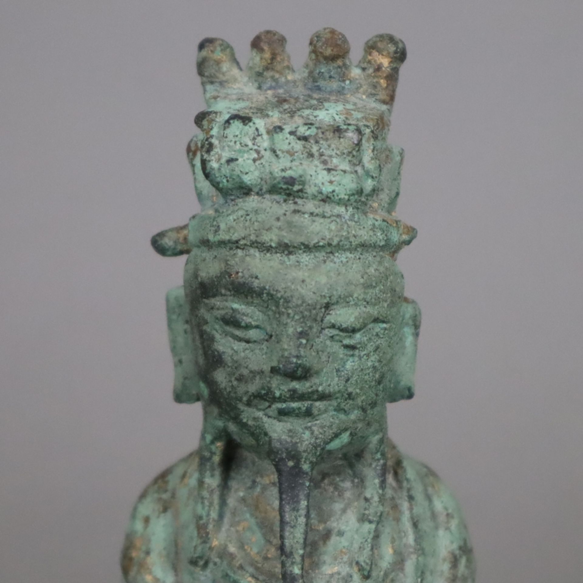 Würdenträger - China, Qing-Dynastie, Bronze mit grüner Patina, am Stand Befestigungsvorrichtung, of - Image 2 of 9