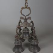 Tempelglocken mit Kettenaufhängung - stabiler Gelbguss, fünf Glocken an geschwungenem Gestell mit L