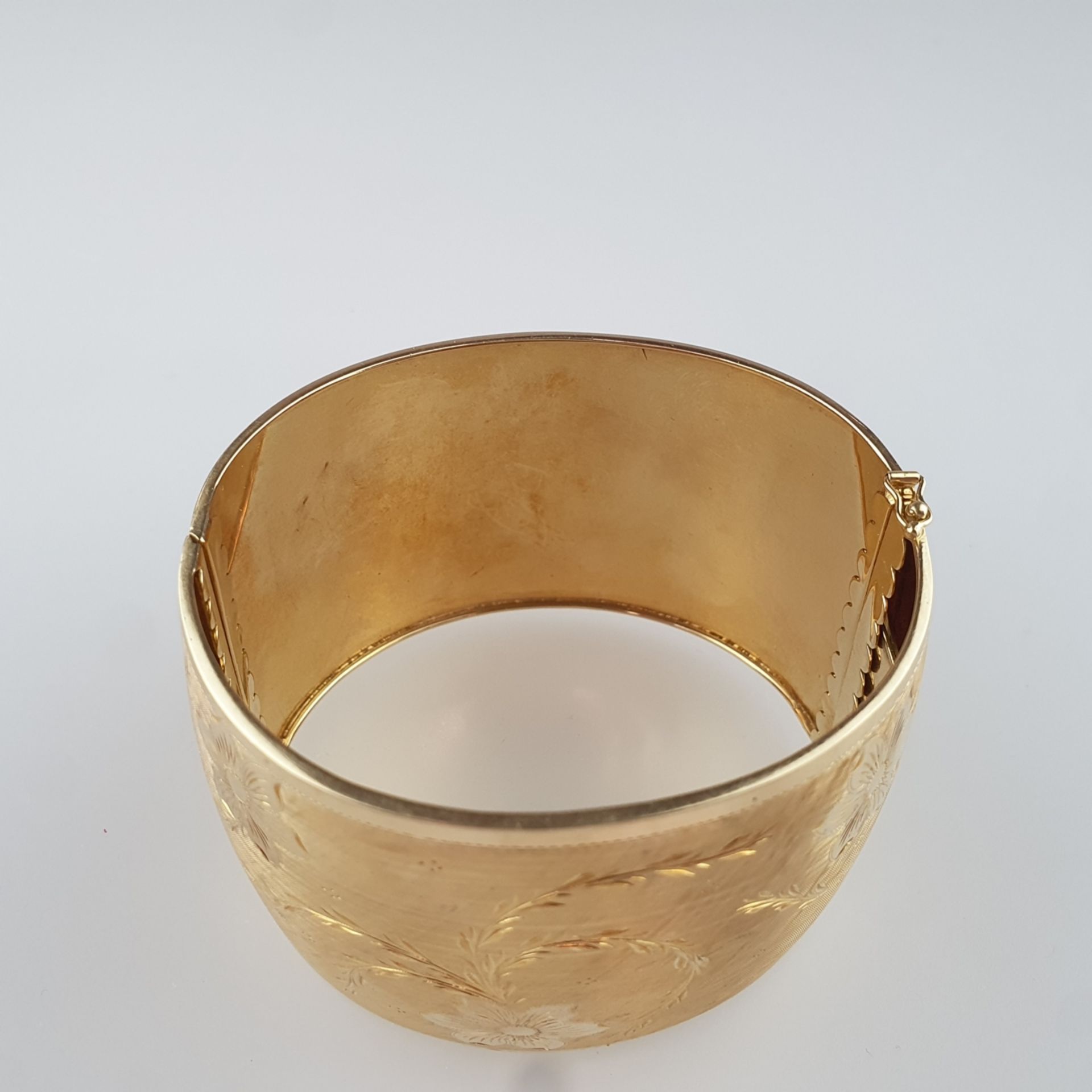 Breite Goldarmspange - Gelbgold 585/000, gestempelt, Klapparmreif mit Steckverschluss und 2 Sicherh - Bild 5 aus 8
