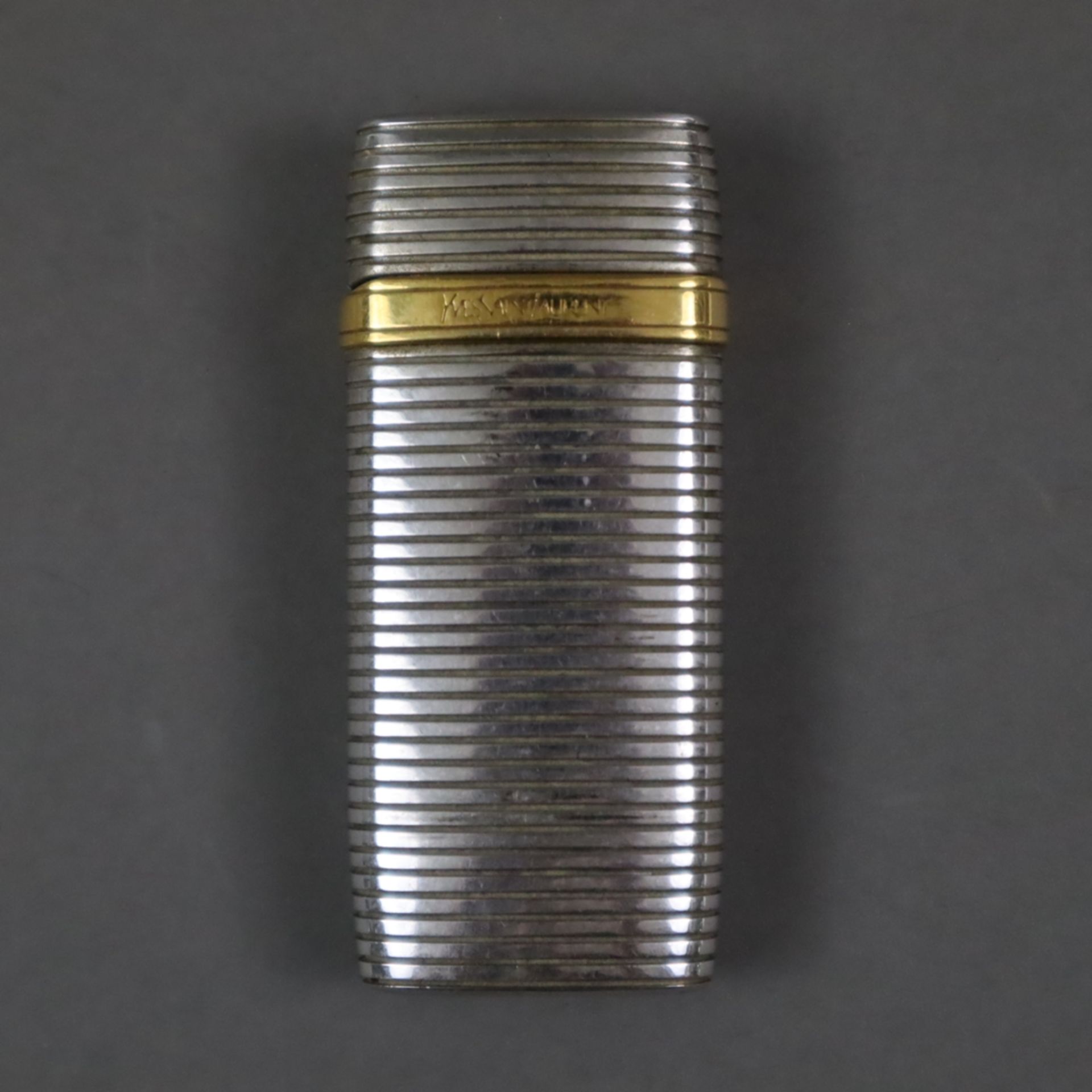 Feuerzeug - Yves Saint Laurent, gerilltes Metallgehäuse mit goldfarbenem Logodetail, Deckel innen g