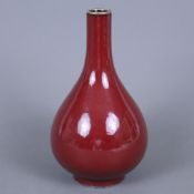 Flaschenvase - vom Typus Yuhuchunping, monochrome Ochsenblut-Überlaufglasur, im Bereich des Lippenr