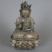 Buddha Amogasiddhi - China, Qing-Dynastie, zweiteilige Bronze aus Figur und Sockel, Reste von Vergo