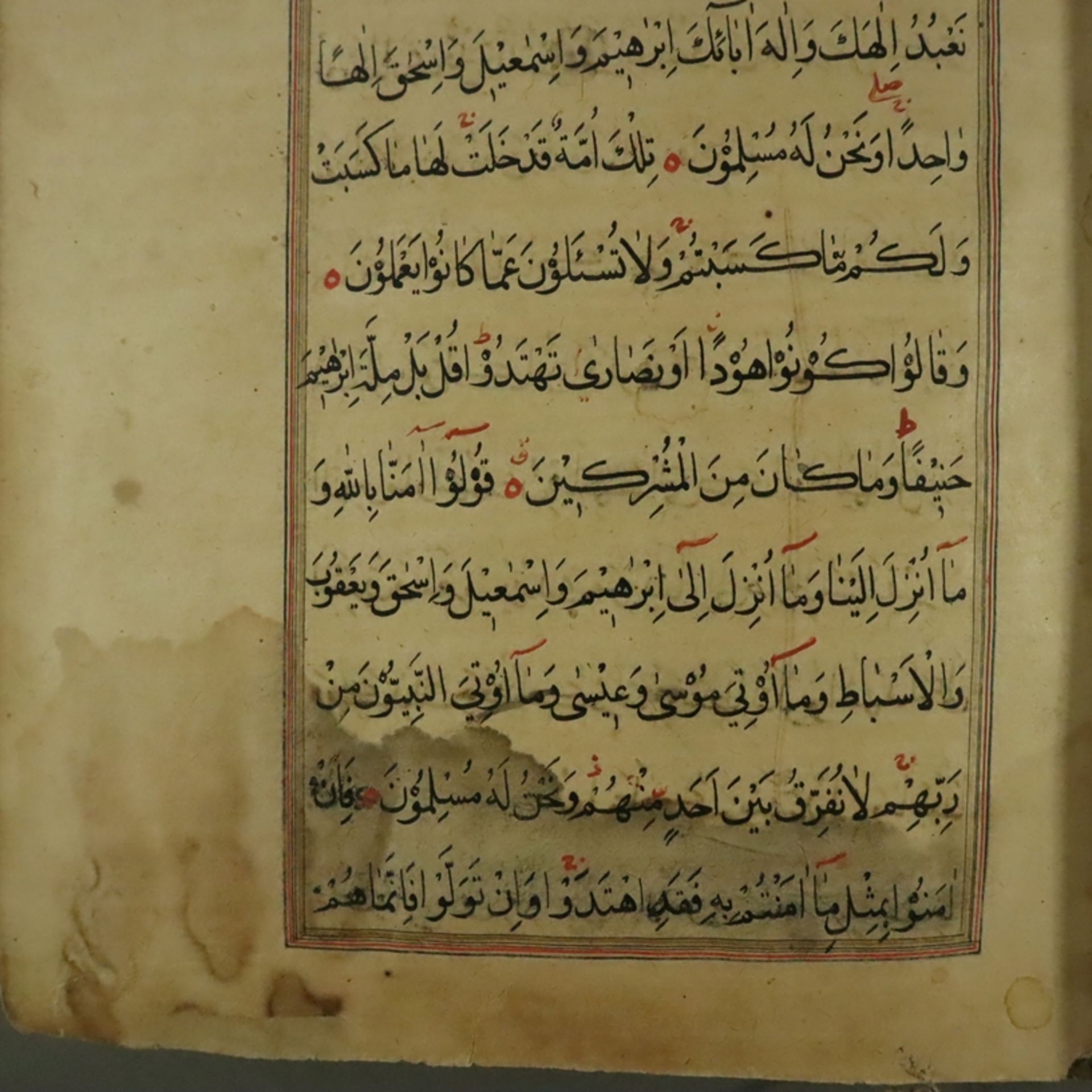 Koran - Al Qur’an, handgeschriebener Koran in schwarzer und roter Tinte auf geglättetem Papier, mit - Bild 6 aus 7