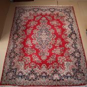 Teppich - Wolle, rotgrundig, floral gemustert, zentrales Medaillon, minimale Gebrauchsspuren, ca.35