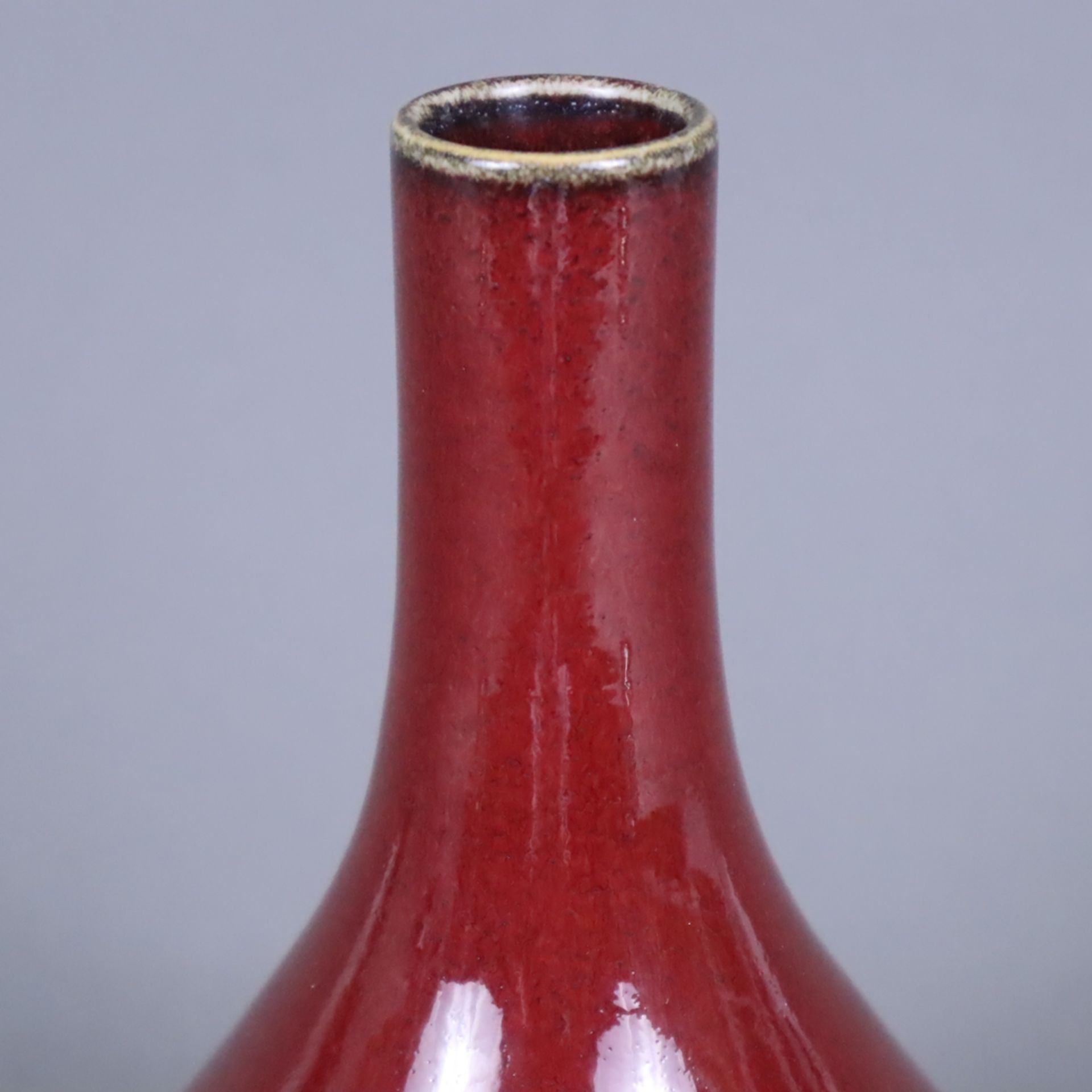 Flaschenvase - vom Typus Yuhuchunping, monochrome Ochsenblut-Überlaufglasur, im Bereich des Lippenr - Image 2 of 6