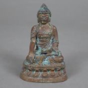 Figur des Buddha Shakyamuni - China, Kupferlegierung, in dhyana-asana auf Lotosthron sitzend, recht
