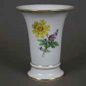 Trichtervase - Meissen, 20. Jh., Porzellan, Blumendekor, Goldakzente, Form "Neuer Ausschnitt", poly