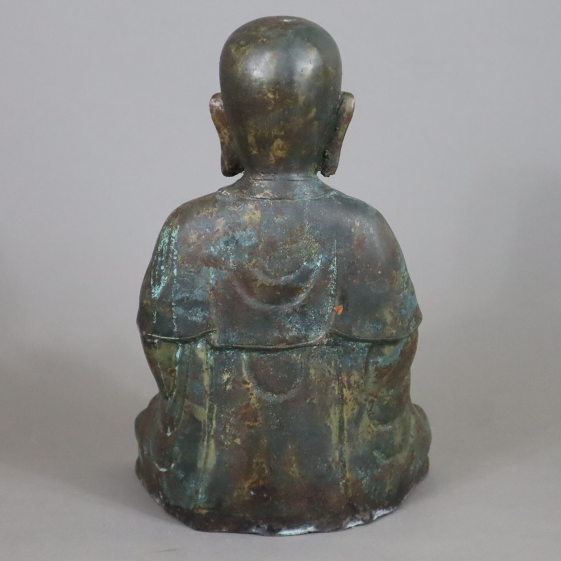 Figur eines Mönchs - Bronzelegierung, im Padmasana sitzender Mönch mit faltenreichem Gewand, die Hä - Image 8 of 9