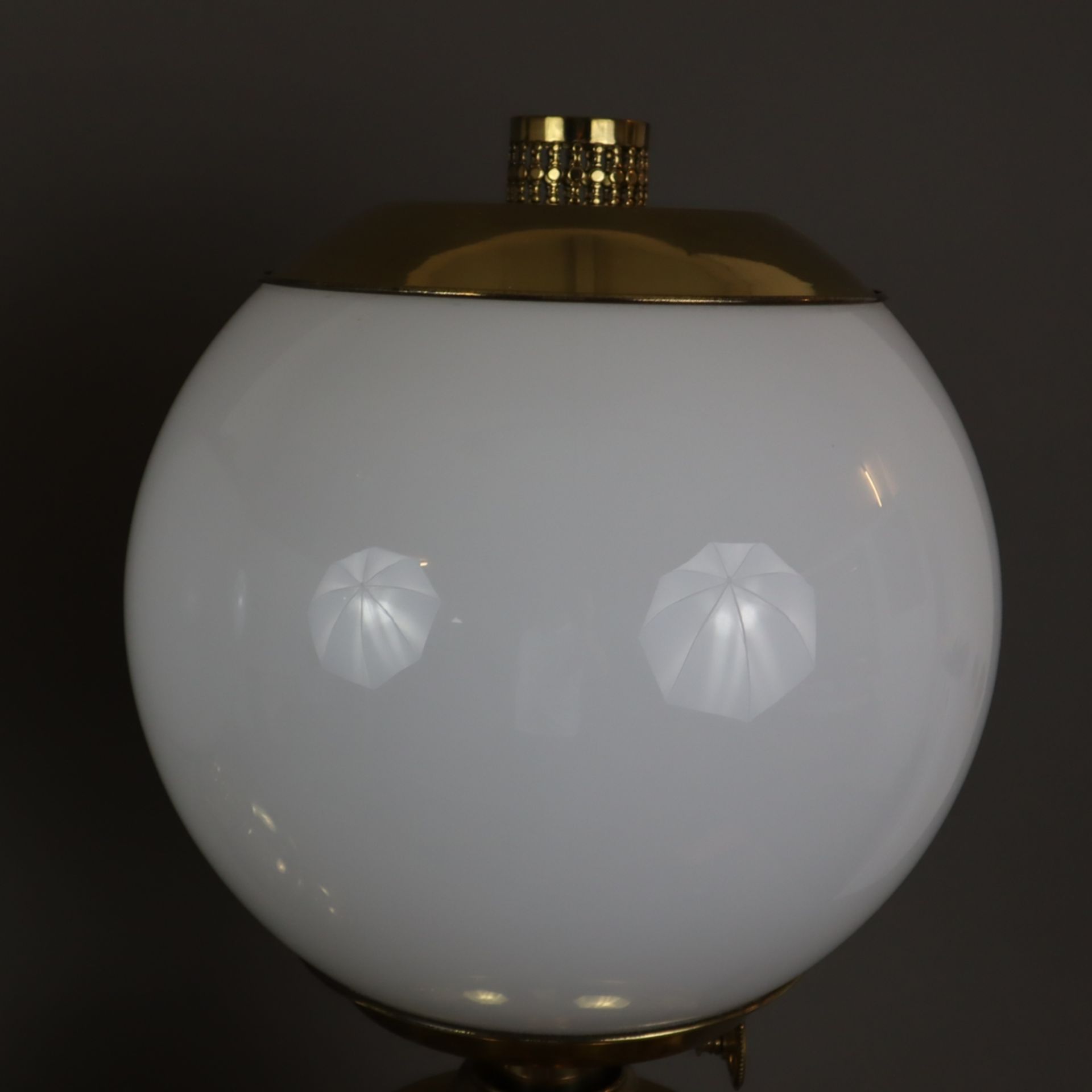 Ein Paar sehr große Messinglampen mit Glasschirm - 20.Jh., balusterförmiger glänzender Messingschaf - Image 2 of 5