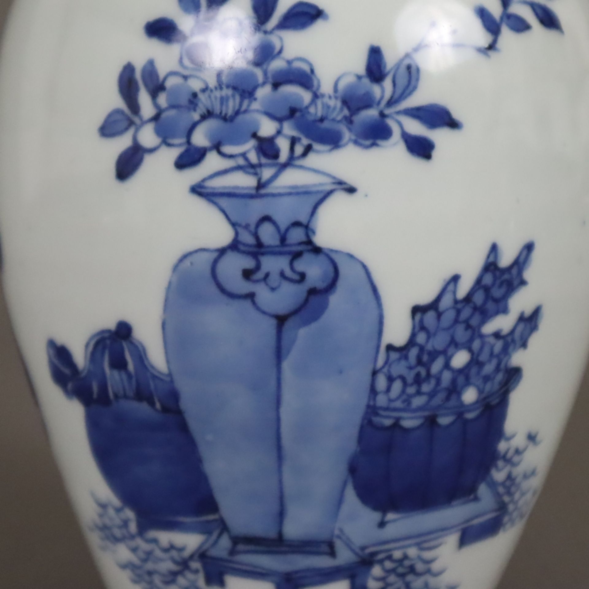 Blau-weiße Vase - China, Qing-Dynastie, Porzellan, ovoide Form, umlaufend in Unterglasurblau bemalt - Image 4 of 8