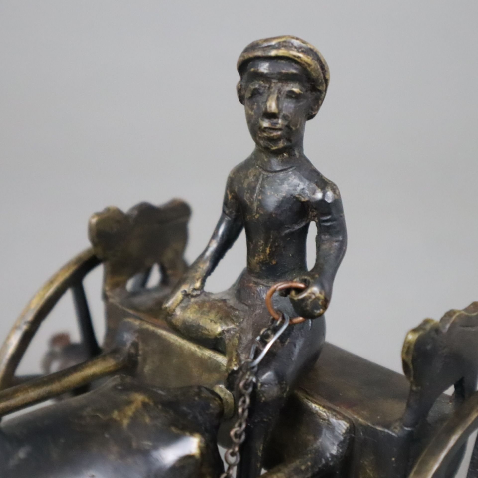 Ochsengespann - Bronze, dunkel patiniert, dreiteilige Figur, auf einem Gespann sitzender Bauer (Sti - Bild 2 aus 6