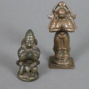 Zwei Hanuman-Figuren als Adoranten - Indien, Bronzelegierung, Hanuman in Affengestalt als Inkarnati