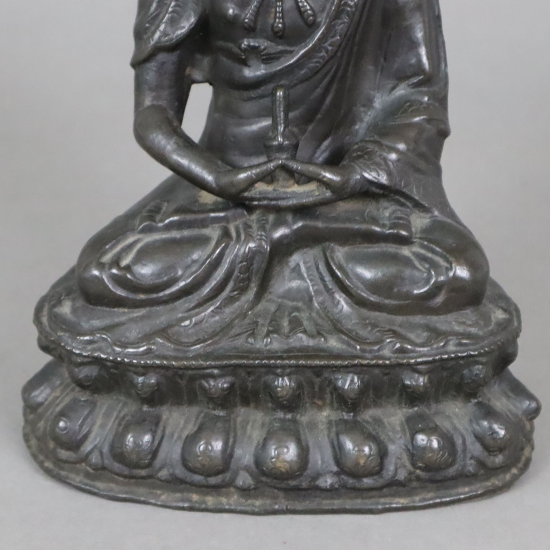 Thronende Guanyin im frühen Ming-Stil - China, Qing-Dynastie, Metallguss bronziert, auf einem Doppe - Image 4 of 7