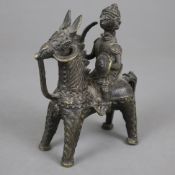 Reiter auf Pferd /Tempelspielzeug - Indien, Gelbguss, vollrunde Ausformung einer mit Schild und Sch