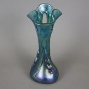 Jugendstil-Vase - Glas, teils irisierte Oberfläche, organische Form mit gewelltem, dreifach durchbr