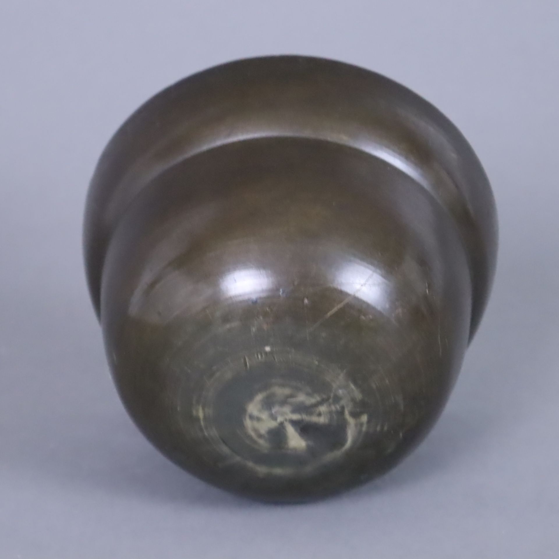 Antiker Kerzenhalter - glockenförmiger Korpus aus Bronzelegierung mit vierkantigem Eisendorn, H.ca. - Bild 5 aus 5