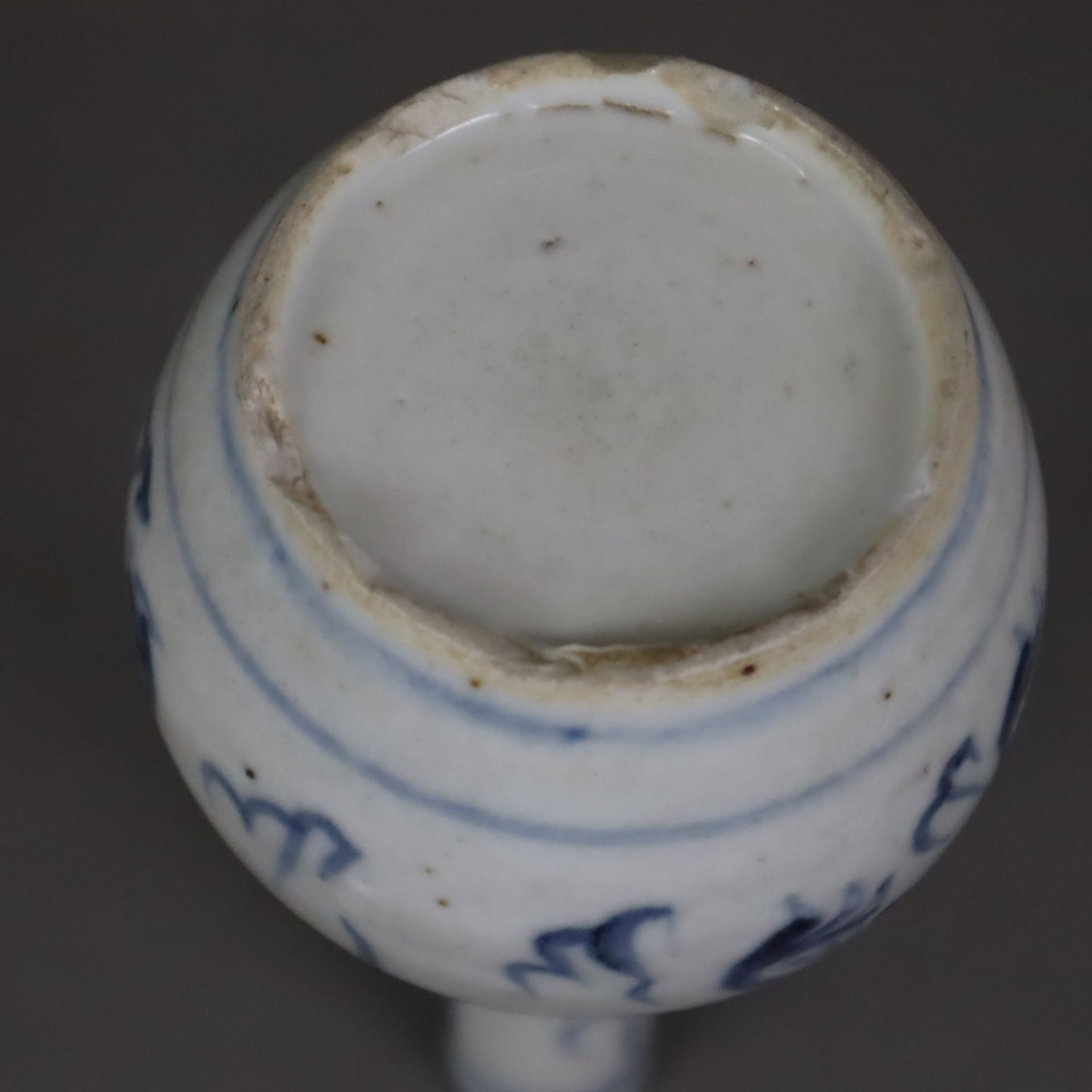 Kleine Flaschenvase - China, Porzellan, auf der Wandung Drachenpaar mit Perle umgeben von Flämmchen - Image 5 of 5