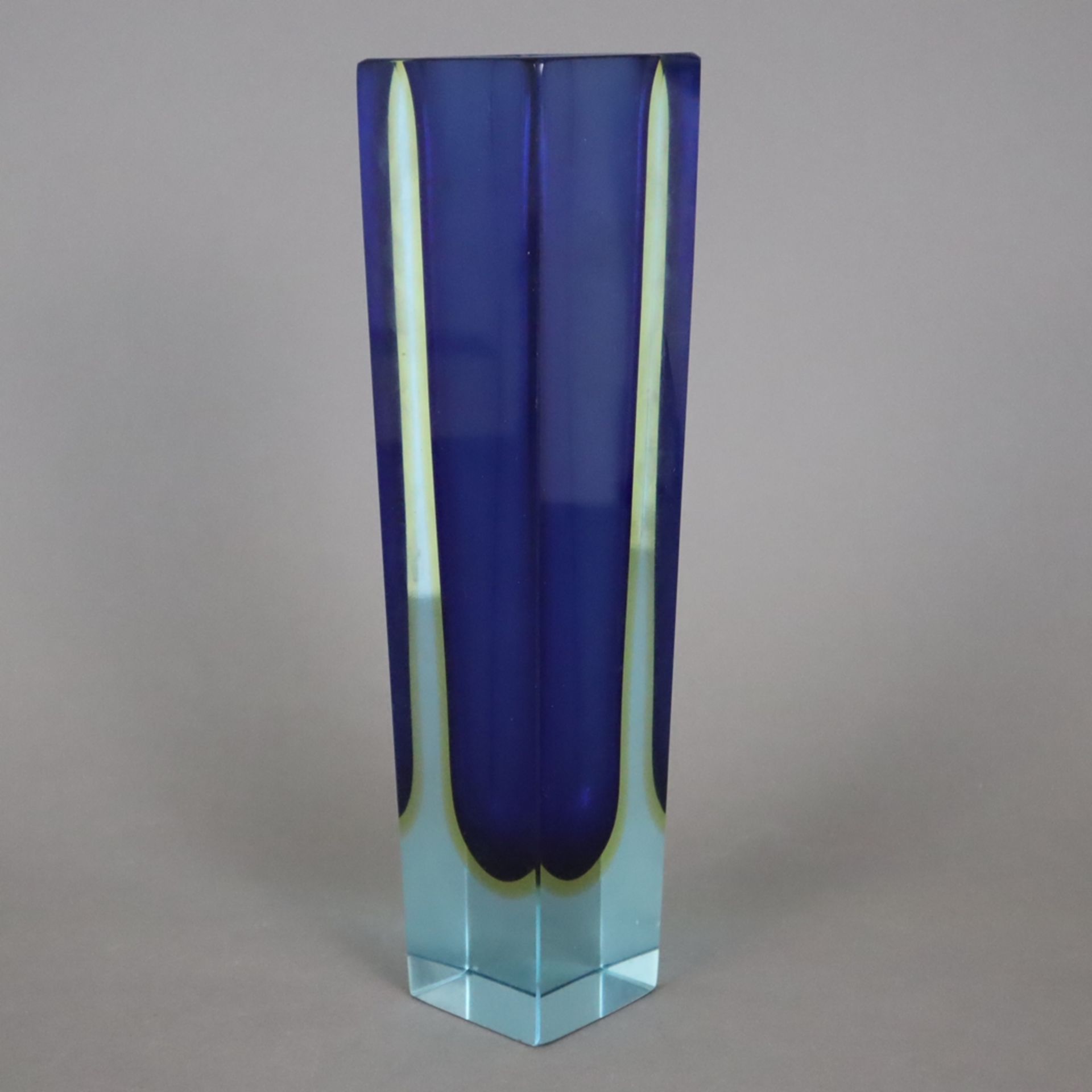 Schwere Sommerso-Vase - Murano / Italien, 2. Hälfte 20. Jh., dickwandiges farbloses Glas, blau unte - Bild 2 aus 6