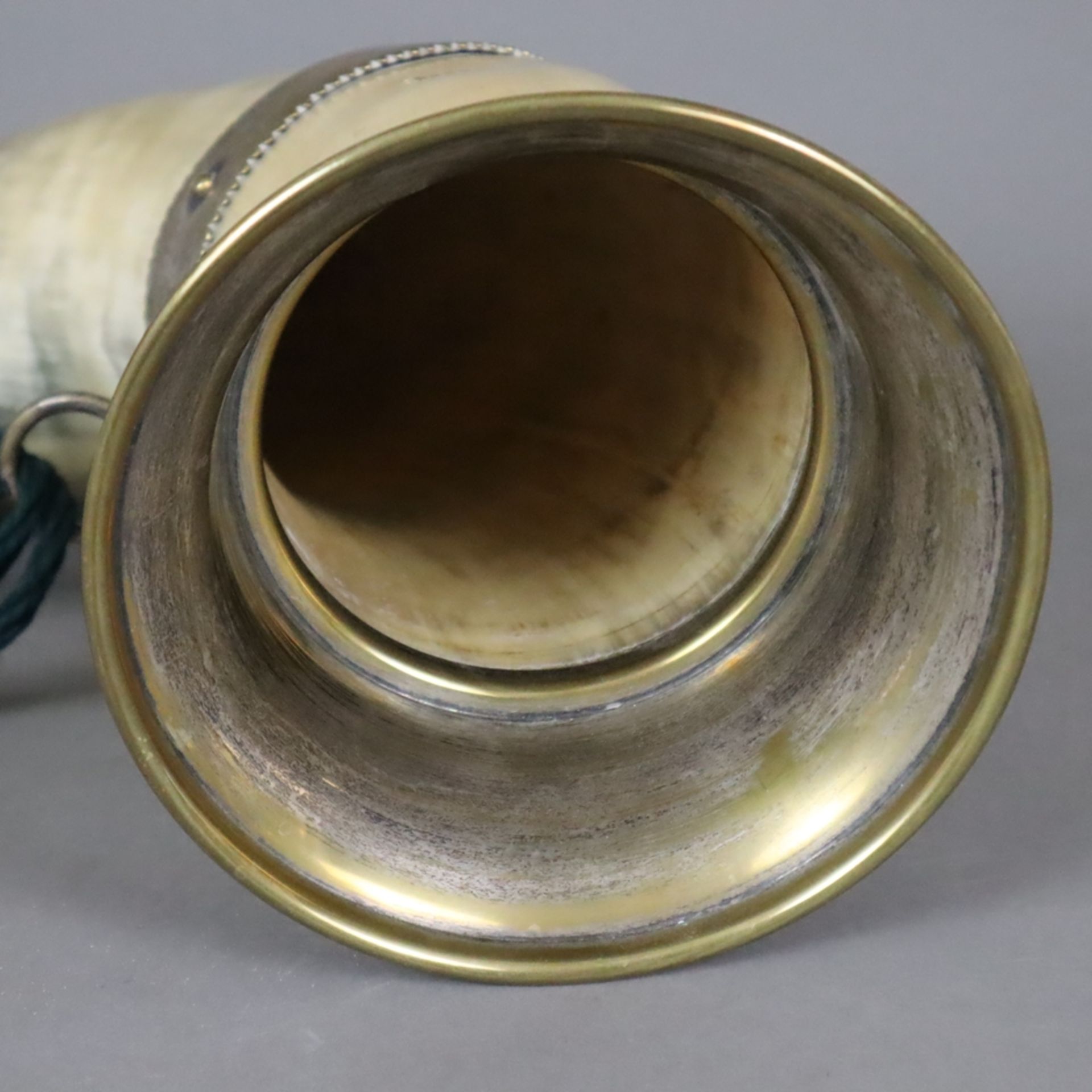 Trinkhorn - langes gewundenes Horn mit Messingbeschlägen, mit Hängeband, Gebrauchsspuren, L.ca.47cm - Bild 4 aus 7