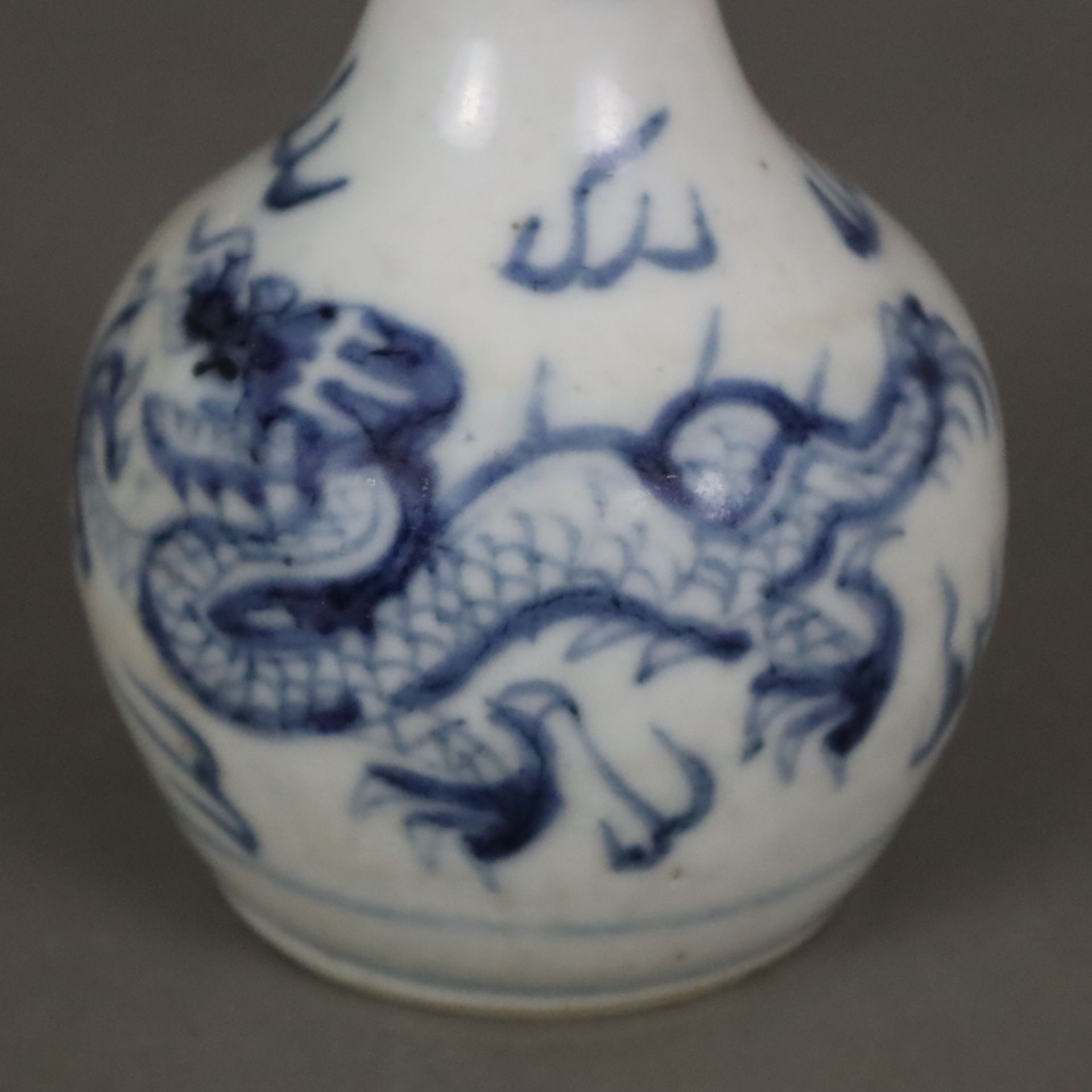 Kleine Flaschenvase - China, Porzellan, auf der Wandung Drachenpaar mit Perle umgeben von Flämmchen - Image 3 of 5