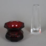 Zwei kleine Vasen - wohl Moser, Karlsbad, 1x rote achtkantige Vase, Entwurf: Josef Hoffmann (zugesc