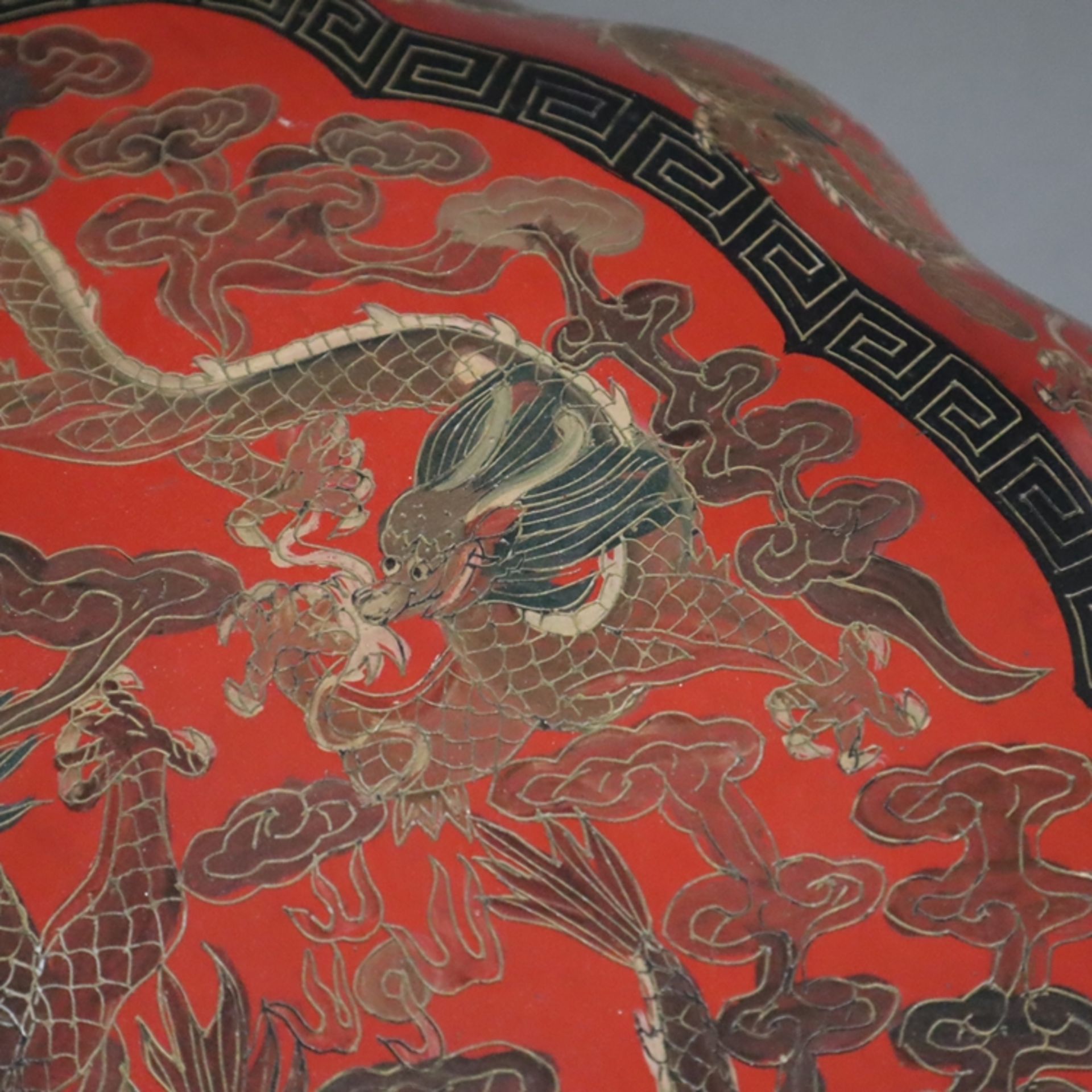 Große runde Deckeldose - China, Qing-Dynastie, frühes 19.Jh., ausladender sechzehnpassiger Korpus m - Image 4 of 10