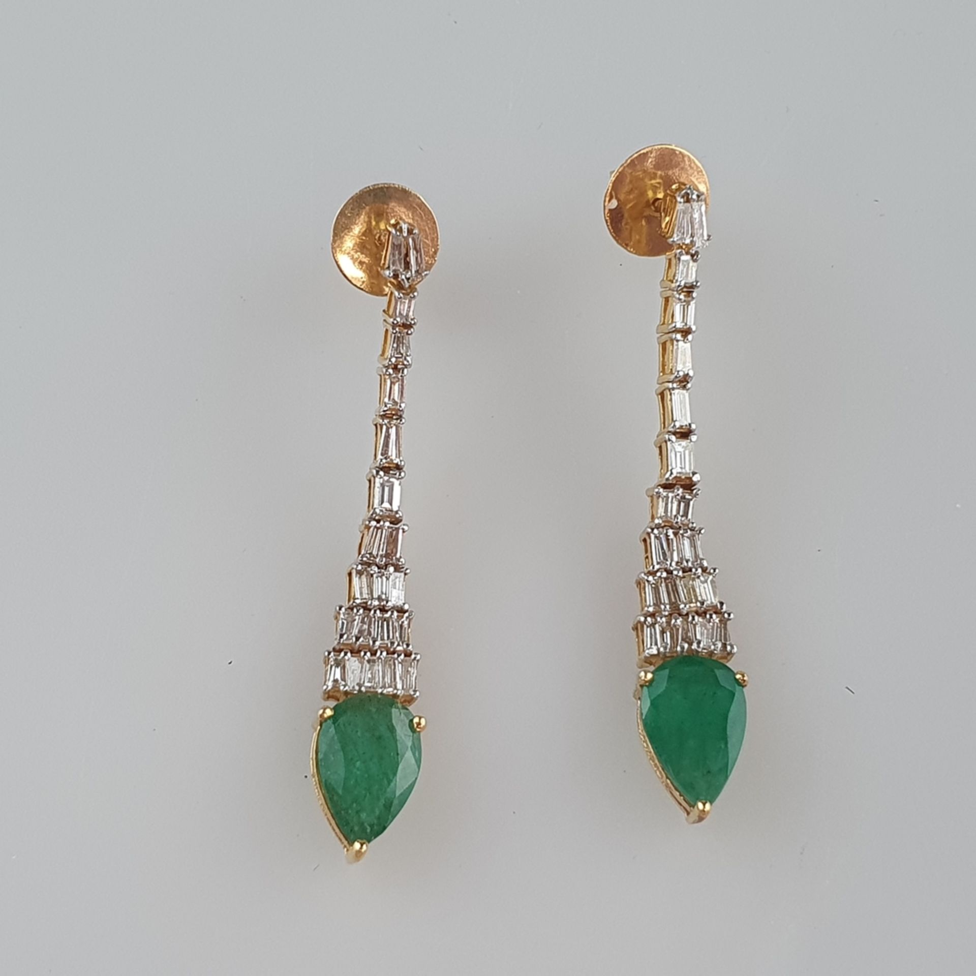 Ein Paar Smaragd-Ohrhänger/-stecker mit Diamanten-- 14Kt.-Gelbgold 585/000, gestempelt, Abhängungen - Image 5 of 7