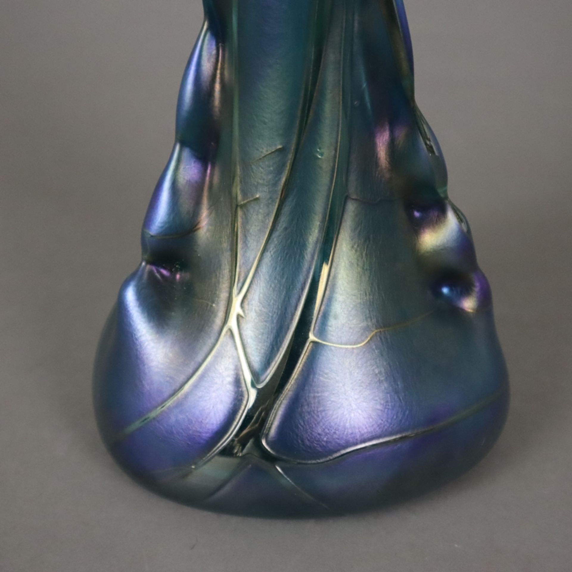 Jugendstil-Vase - Glas, teils irisierte Oberfläche, organische Form mit gewelltem, dreifach durchbr - Image 4 of 5