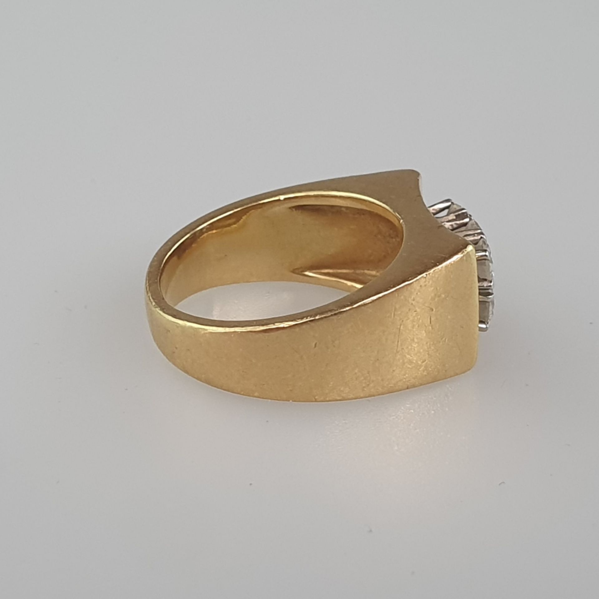 Diamantring - Gelbgold 750/000 (18 Kt.), gestempelt „750“, rechteckiger Ringkopf ausgefasst mit sec - Bild 3 aus 5