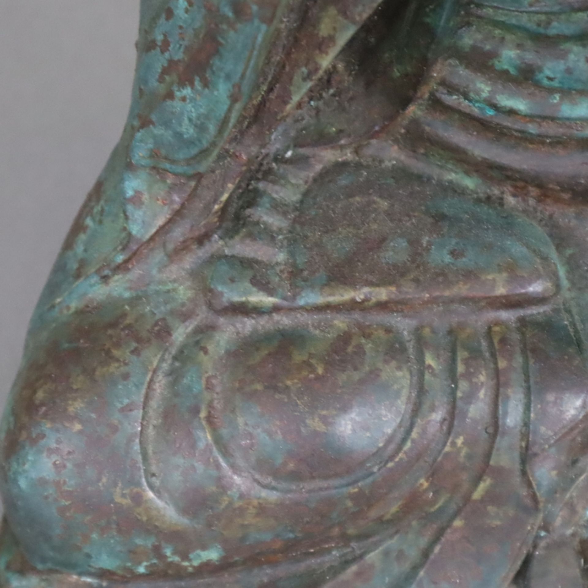 Figur eines Mönchs - Bronzelegierung, im Padmasana sitzender Mönch mit faltenreichem Gewand, die Hä - Image 6 of 9