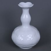 Lotos-Vase - Meissen, Entwurf Ludwig Zepner für Meissen, Weißporzellan, gedrückt gebauchter Korpus 