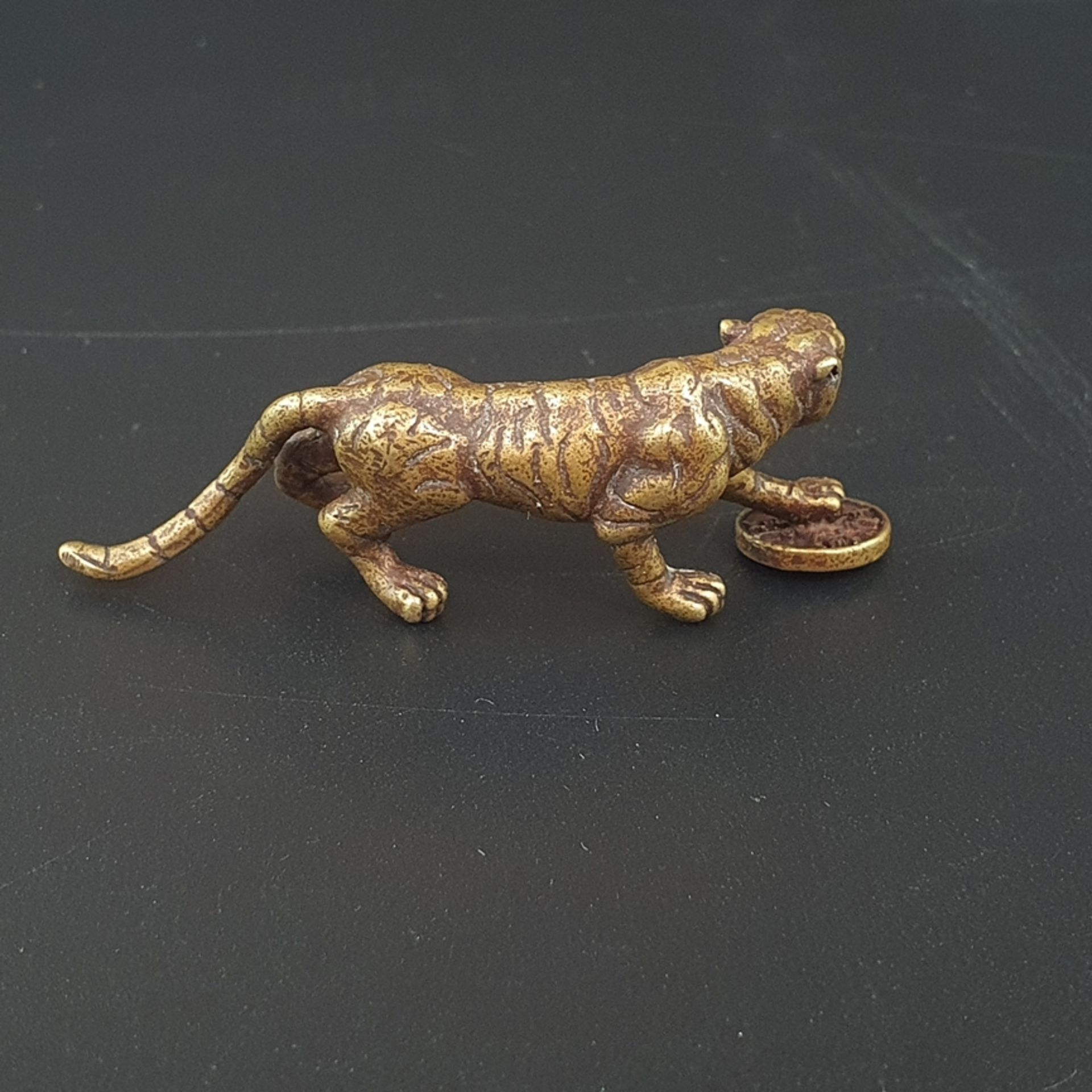 Feine Miniaturfigur "Fauchender Tiger mit Käsch-Münze" - Bronzelegierung, ca. 60 x 20 mm, ca.27 g,  - Bild 3 aus 5