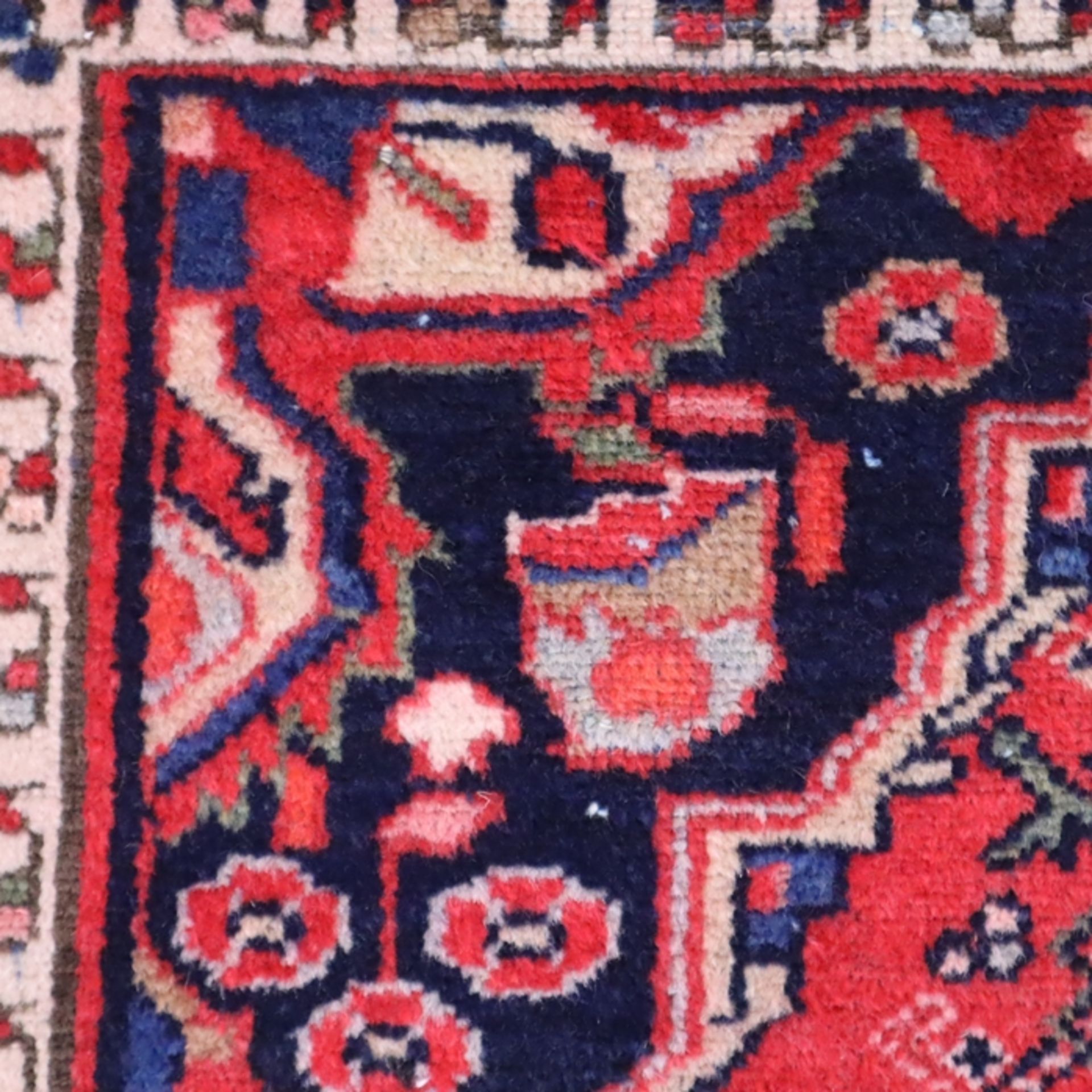 Orientteppich - Wolle, rotgrundig, ornamental gemustert, mehrfache Bordüre, u.a. mit Vogelmuster, A - Bild 4 aus 8