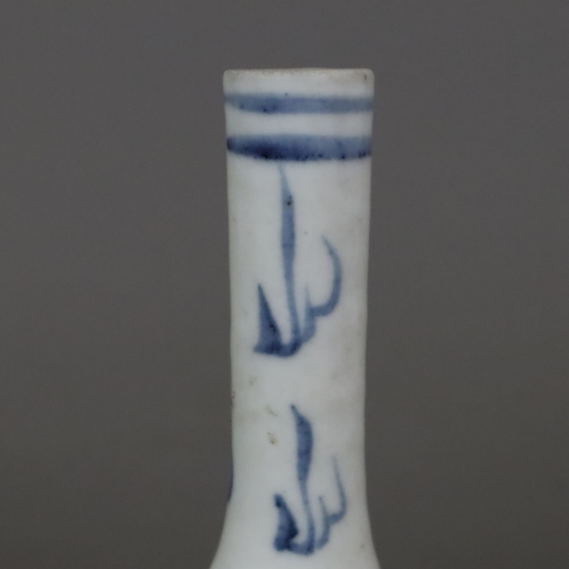 Kleine Flaschenvase - China, Porzellan, auf der Wandung Drachenpaar mit Perle umgeben von Flämmchen - Image 2 of 5