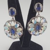 Ein Paar Opalohrhänger - Sterling Silber 925/000, Besatz insgesamt mit 20 Opalen von ca. 11 ct. und