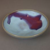 Jun-Schale - China 20.Jh., runde Schale auf schmalem Standring, hellblaue Jun-Glasur mit violett-ma