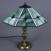 Tischlampe im Tiffany-Stil - balusterförmiger Metallfuß, Schirm aus farbigem Glas mit Bleibändern,